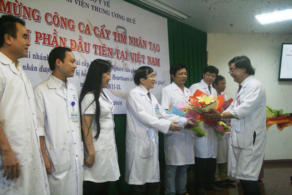Bệnh nhân được ghép tim nhân tạo đầu tiên Việt Nam vui mừng xuất