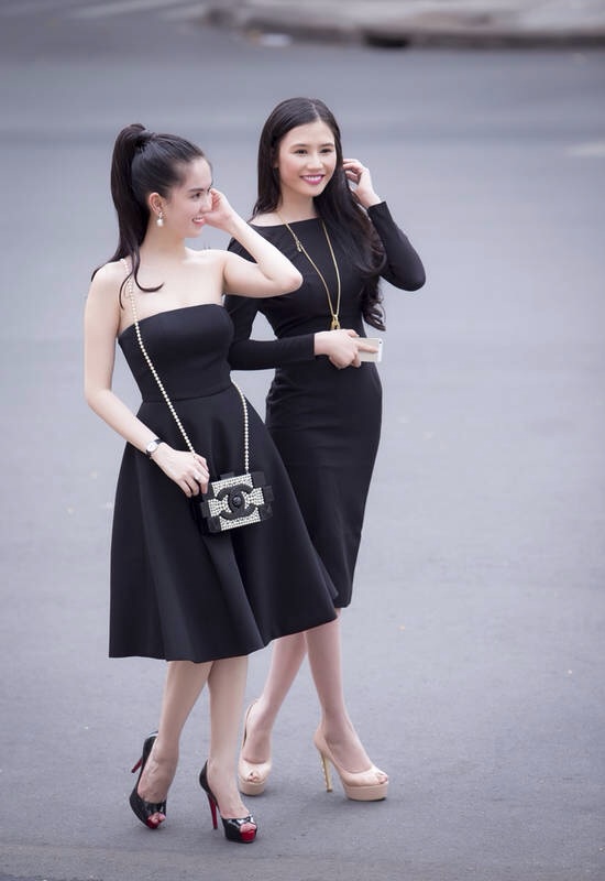 Ngọc Trinh, Angela Phương Trinh: Hai cô đào thích khoe của nhất