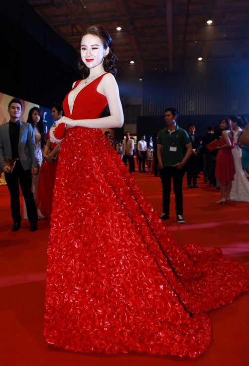 Ngọc Trinh, Angela Phương Trinh: Hai cô đào thích khoe của nhất