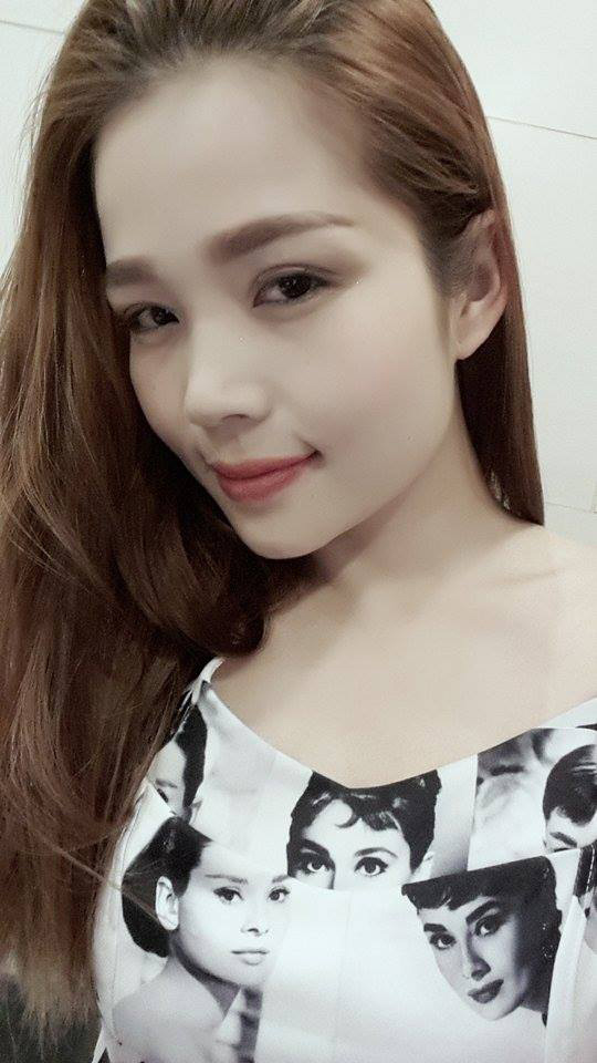 Ngắm gương mặt cô ca sỹ tự nhận 