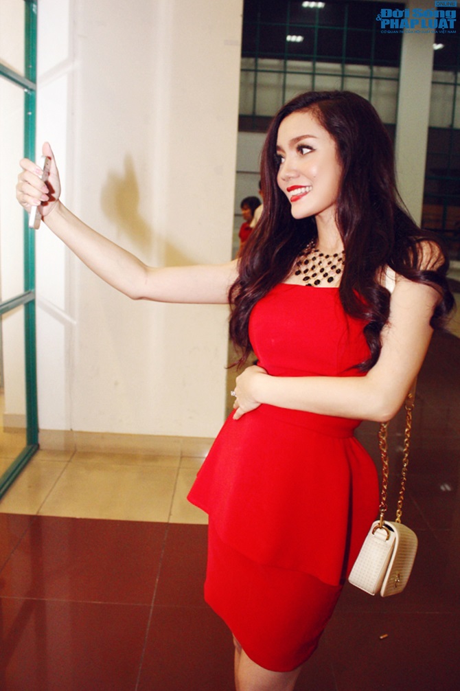 Ngọc Anh đầm đỏ gợi cảm, tự sướng trước khi lên sân khấu