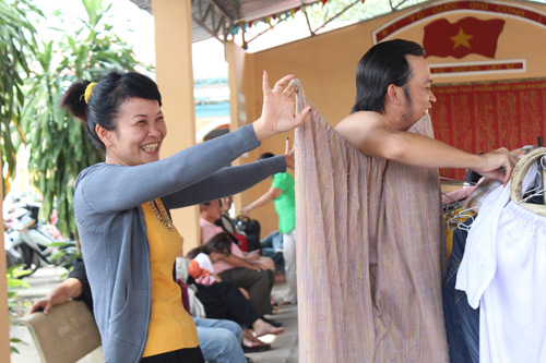 “Đỏ mặt” với những màn trút xiêm y nơi công cộng của sao Việt “Đỏ mặt” với những màn trút xiêm y nơi công cộng của sao Việt