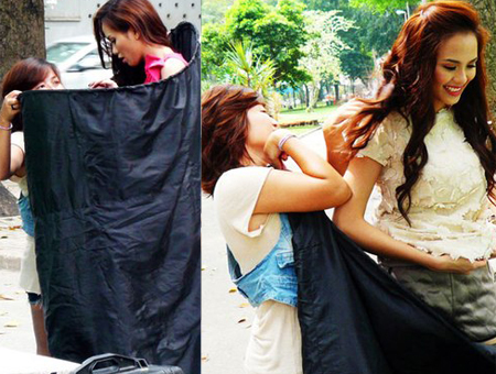 “Đỏ mặt” với những màn trút xiêm y nơi công cộng của sao Việt “Đỏ mặt” với những màn trút xiêm y nơi công cộng của sao Việt