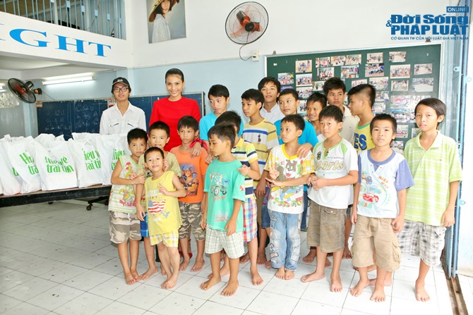 Trương Thị May dẫn em trai đi phát quà cho trẻ em nghèo