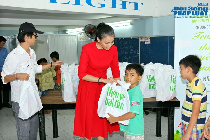 Trương Thị May dẫn em trai đi phát quà cho trẻ em nghèo