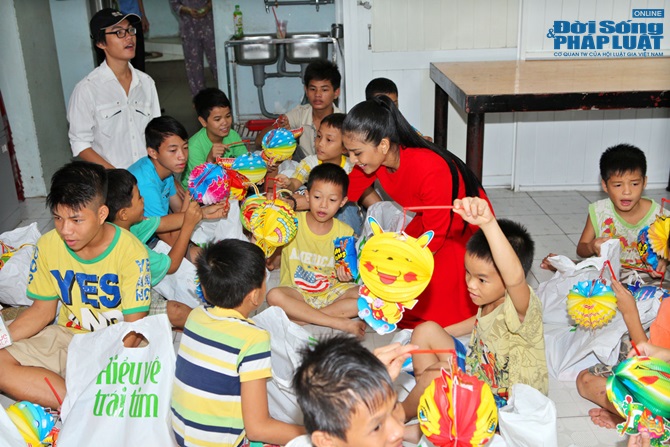 Trương Thị May dẫn em trai đi phát quà cho trẻ em nghèo