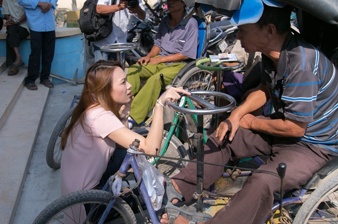 Mỹ Tâm tặng quà Tết tại Tiền Giang