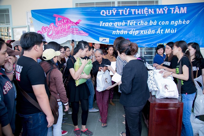 Mỹ Tâm tặng quà Tết tại Tiền Giang