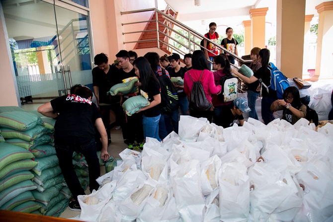 Mỹ Tâm tặng quà Tết tại Tiền Giang