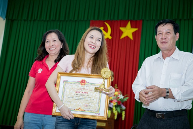 Mỹ Tâm tặng quà Tết tại Tiền Giang