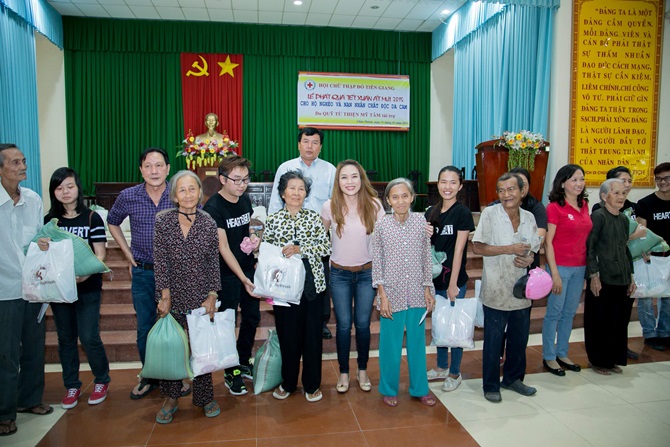 Mỹ Tâm tặng quà Tết tại Tiền Giang