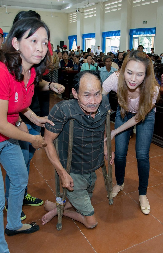 Mỹ Tâm tặng quà Tết tại Tiền Giang