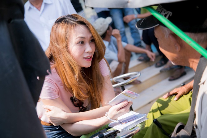 Mỹ Tâm tặng quà Tết tại Tiền Giang