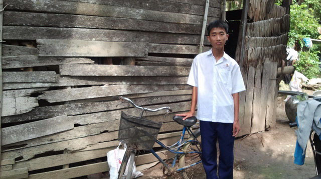 Cậu bé mồ côi nghèo nuôi ước mơ vào đại học