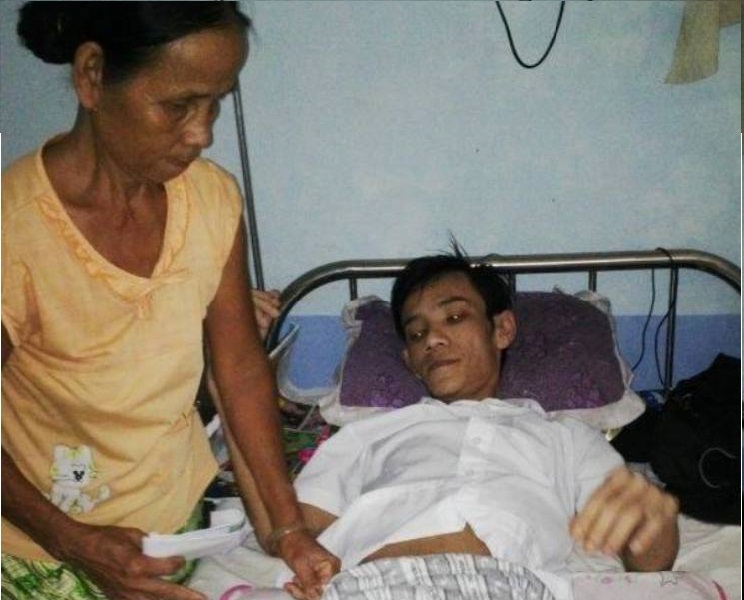 Cám cảnh người mẹ nghèo nuôi con bại liệt