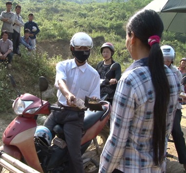 Người dân tự lập gác chắn thu phí ở Lào Cai, chính quyền 