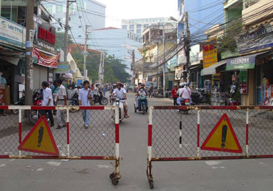 Rào đường, cấm taxi để xây hầm chui Thanh Xuân