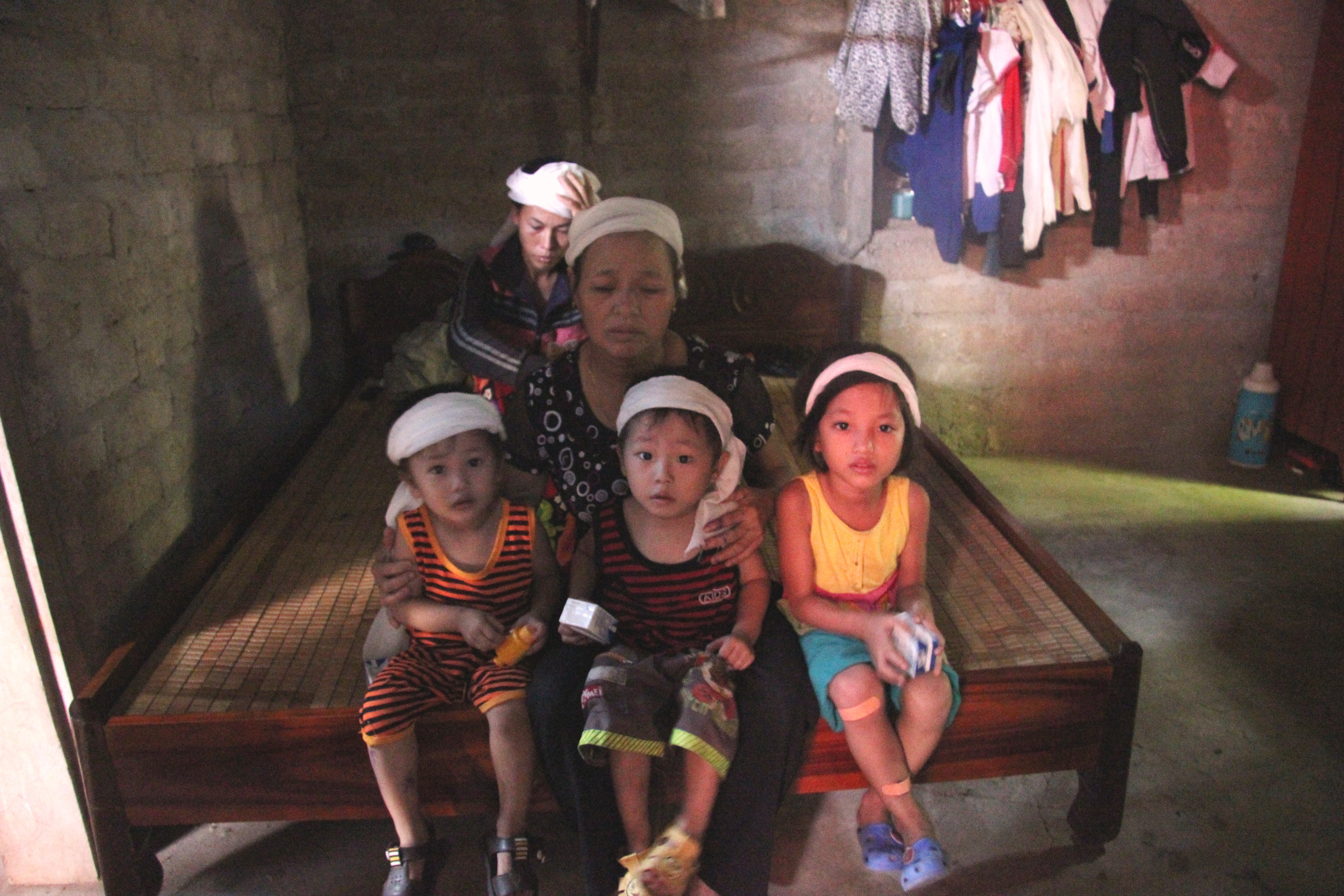 Xót thương người vợ bướu cổ và 5 đứa con ngóng chờ thi thể cha