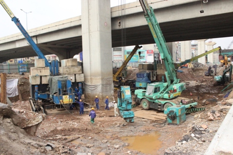 Treo biển xin lỗi người dân để thi công hầm chui Thanh Xuân