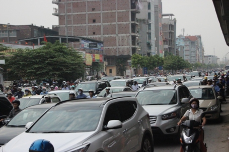 Treo biển xin lỗi người dân để thi công hầm chui Thanh Xuân