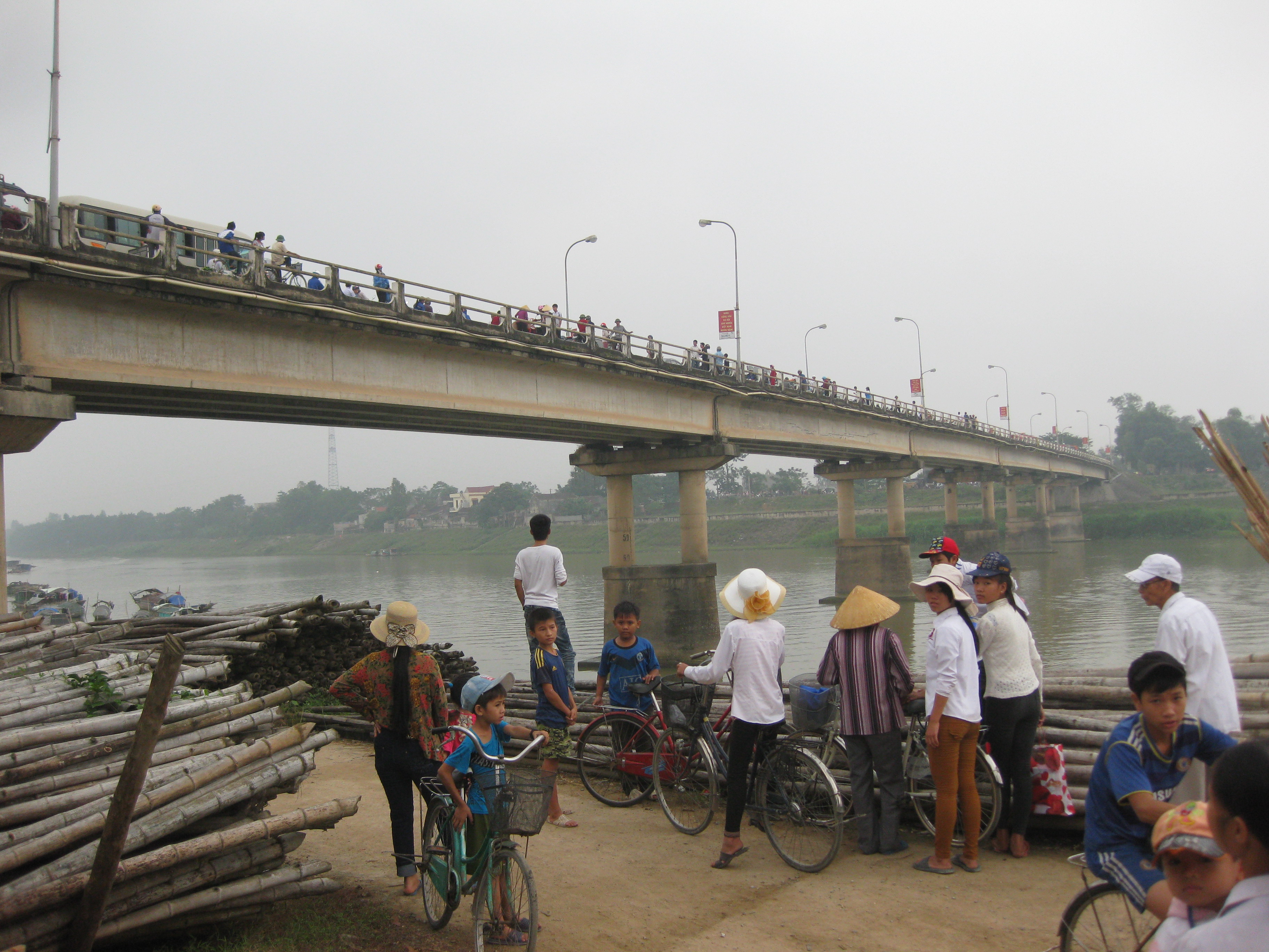 Vụ mẹ ôm con nhảy cầu: Người cha lý giải nguyên nhân