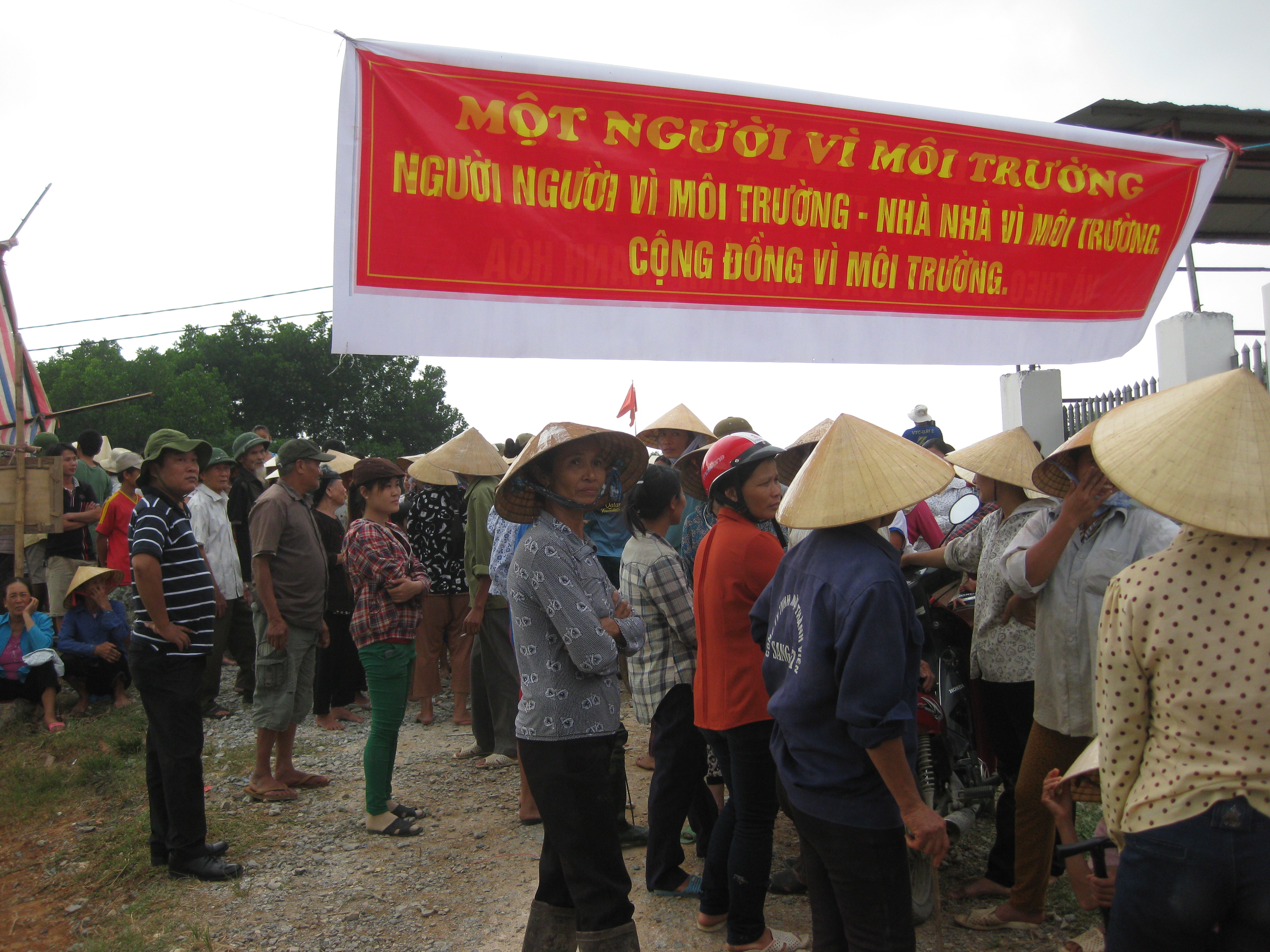 Dân lại dựng lều vây trại nuôi lợn gây ô nhiễm môi trường