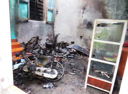 Người bố tự tay đốt nhà, dí dao vào cổ dọa giết con trai