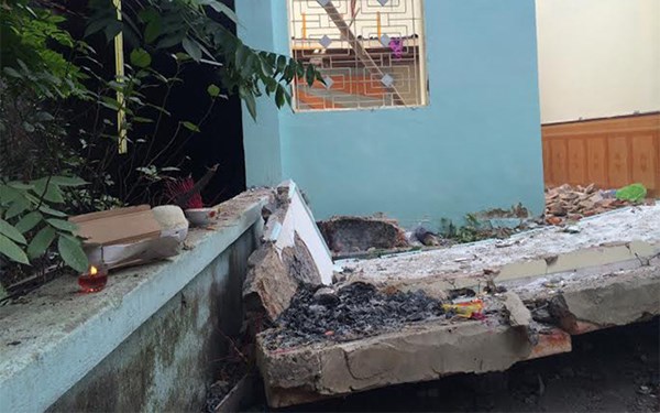 Sập mái hiên, 2 người tử vong