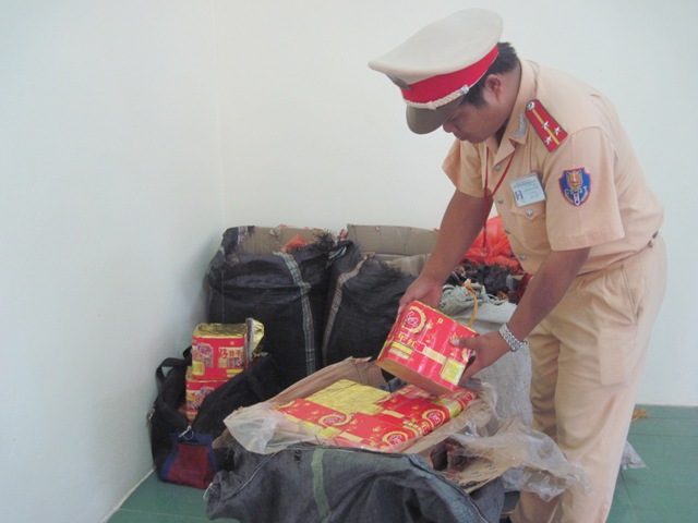 Bắt xe khách chở 169kg pháo Trung Quốc 