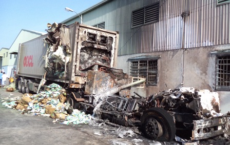 Xe container bốc cháy dữ dội, thiêu rụi nhiều hàng hóa Xe container bốc cháy dữ dội, thiêu rụi nhiều hàng hóa