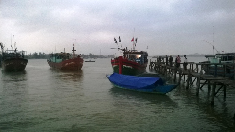 Quảng Bình: Ứng cứu thành công 10 ngư dân gặp nạn vào bờ