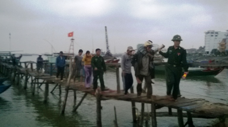 Quảng Bình: Ứng cứu thành công 10 ngư dân gặp nạn vào bờ