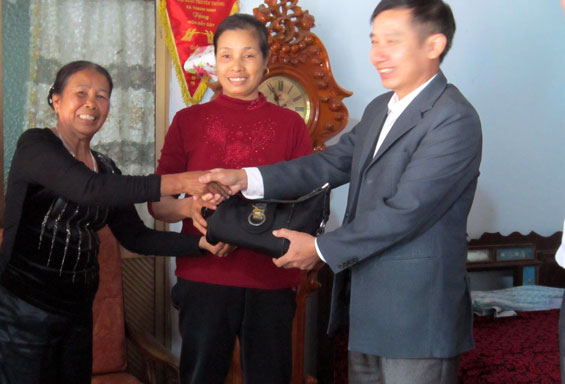 Nhặt được gần 100 triệu đồng, người bán bánh mì trả cho người mất Nhặt được gần 100 triệu đồng, người bán bánh mì trả cho người mất