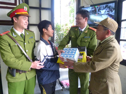 Công an Hà Nội giúp cậu bé “hay quên” tìm được người thân