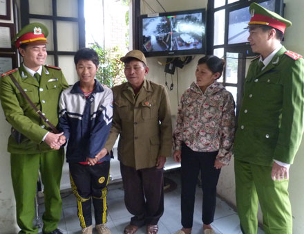 Công an Hà Nội giúp cậu bé “hay quên” tìm được người thân