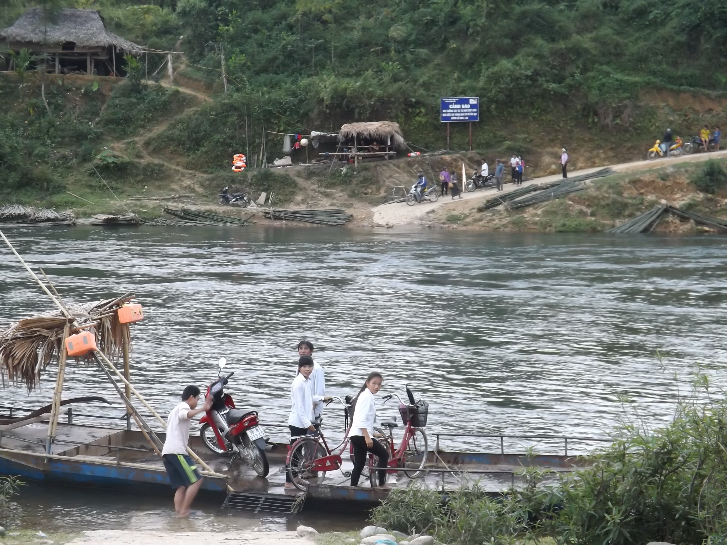 Người dân làng Mạ ước mơ có một cây cầu