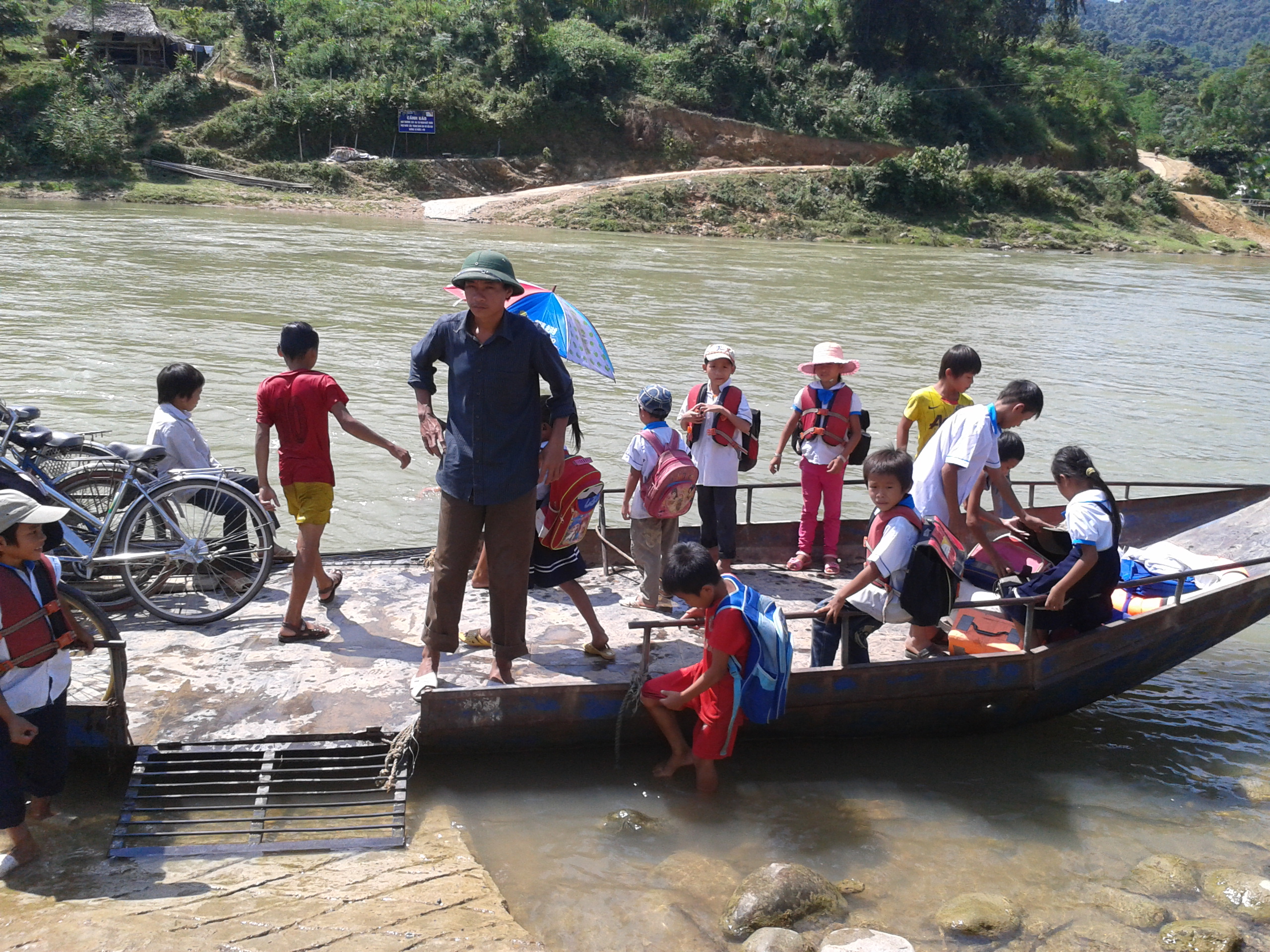 Người dân làng Mạ ước mơ có một cây cầu