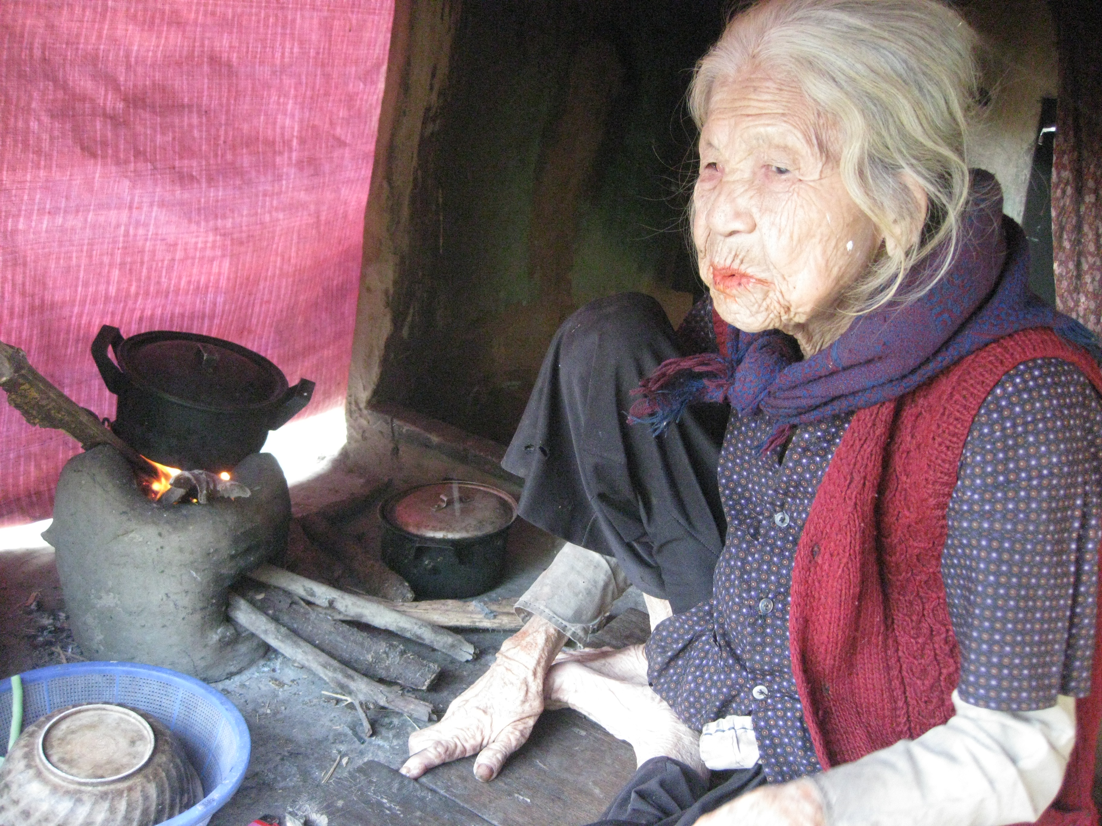 Cám cảnh cụ bà đơn thân trên sông Cầu Hạc