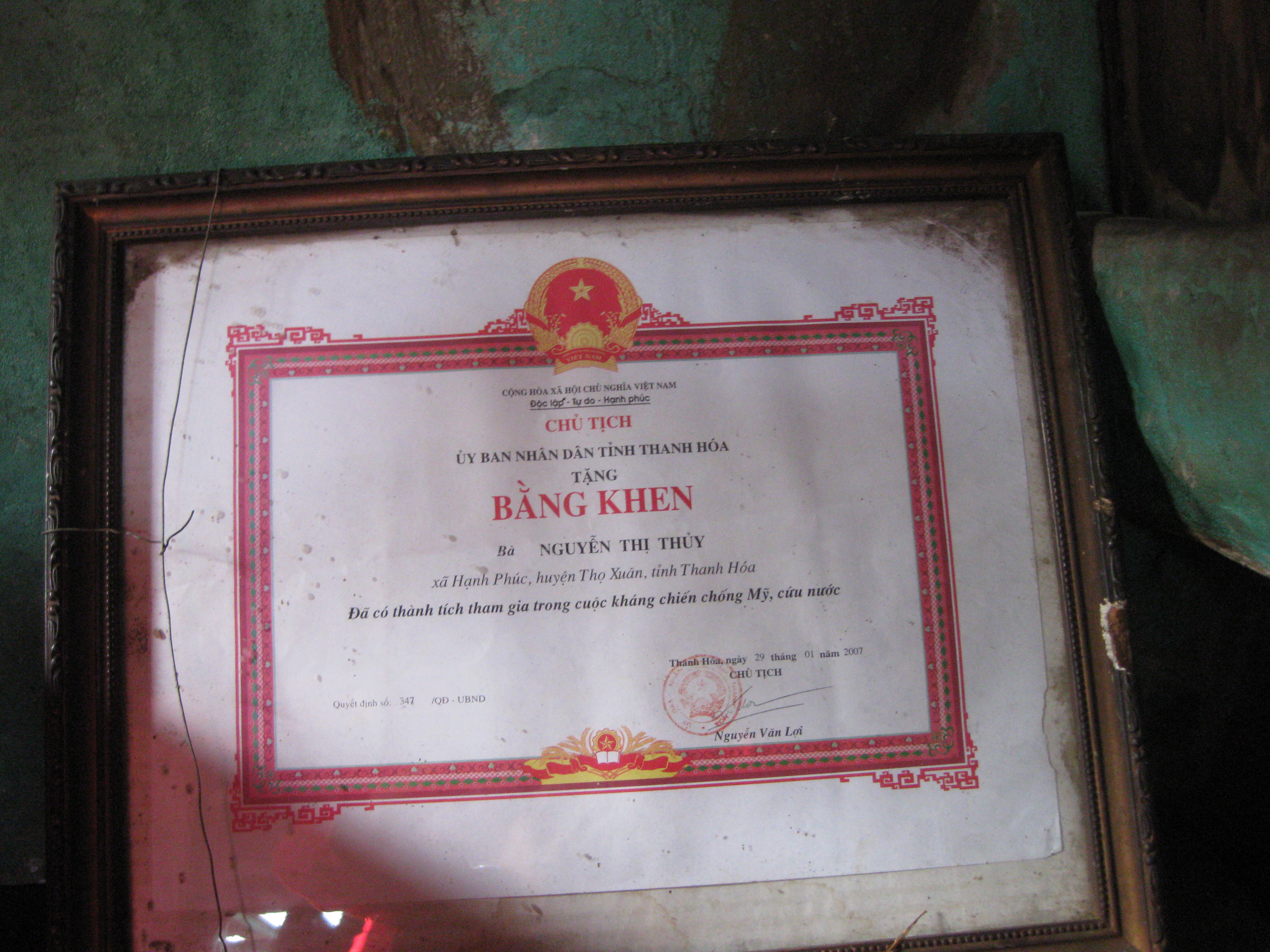 Cám cảnh cụ bà đơn thân trên sông Cầu Hạc