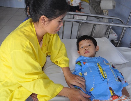 Không có tiền thay van tim, bé 3 tuổi nguy kịch từng ngày