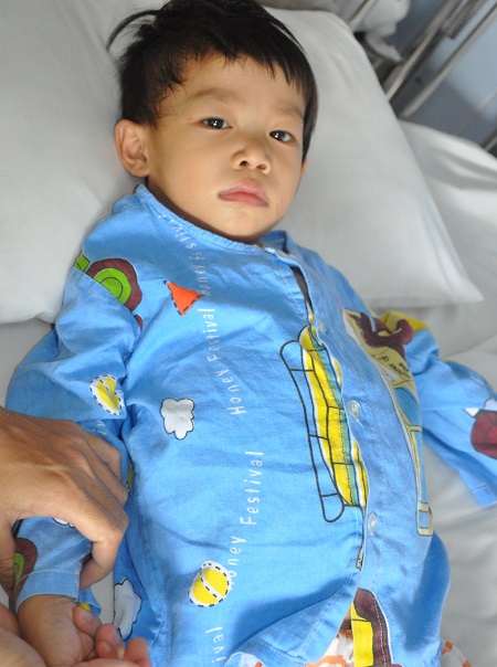 Không có tiền thay van tim, bé 3 tuổi nguy kịch từng ngày