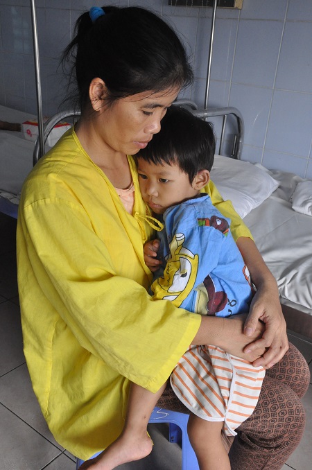 Không có tiền thay van tim, bé 3 tuổi nguy kịch từng ngày