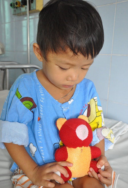 Không có tiền thay van tim, bé 3 tuổi nguy kịch từng ngày