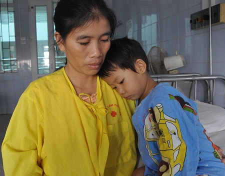 Không có tiền thay van tim, bé 3 tuổi nguy kịch từng ngày