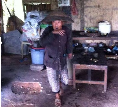 Xót xa mẹ già mắt mờ, tai điếc nuôi con 55 tuổi tâm thần