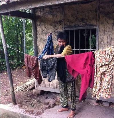 Xót xa mẹ già mắt mờ, tai điếc nuôi con 55 tuổi tâm thần