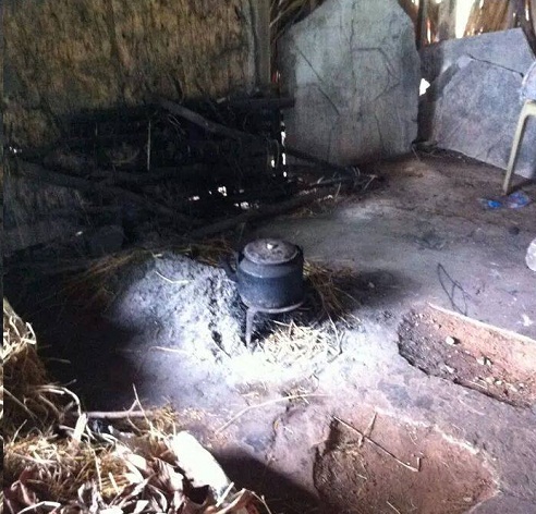 Xót xa mẹ già mắt mờ, tai điếc nuôi con 55 tuổi tâm thần