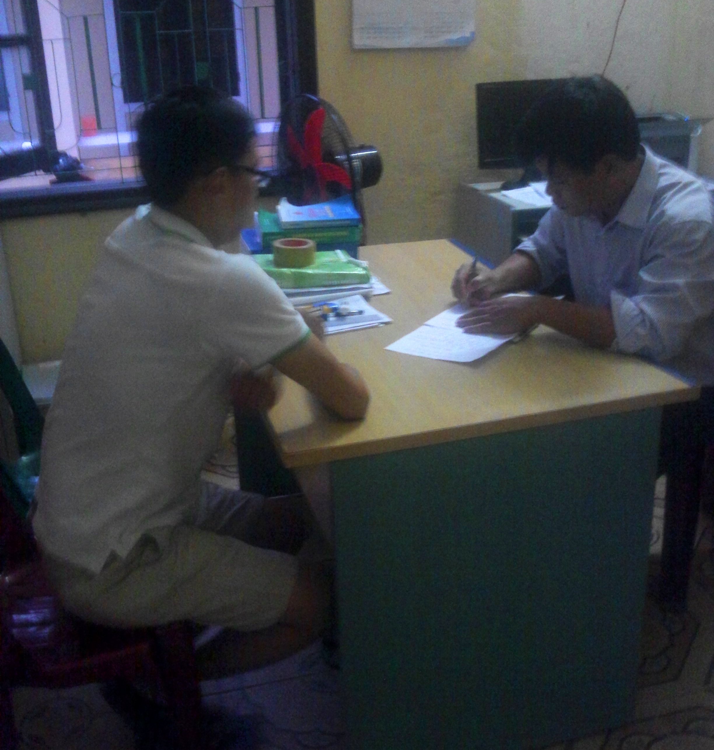 Phóng viên bị côn đồ dùng dao khống chế trong khi tác nghiệp