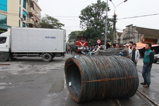 Tàu hỏa tông xe đầu kéo, hàng tấn cuộn thép văng xuống đường