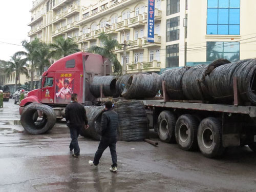 Tàu hỏa tông xe đầu kéo, hàng tấn cuộn thép văng xuống đường